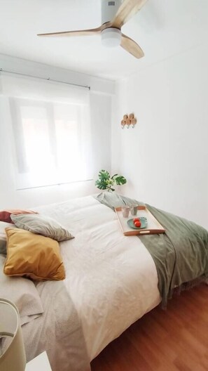 A bedroom with a bed, a ceiling fan, a window, and a plant. - Yaye House, Fuengirola (Fuengirola)