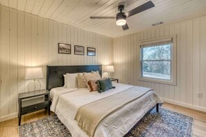 6 bedrooms, iron/ironing board, WiFi, bed sheets - 2 Spacious Cabins | Hot Tub • Views • Huge Deck (Blue Ridge Mountains)