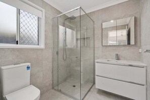 Shower, hair dryer, towels