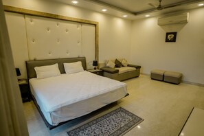 ห้องดีไซน์สตูดิโอสวีท | เครื่องนอนระดับพรีเมียม, ผ้านวมขนเป็ด, เตียง Tempur-Pedic, มินิบาร์
