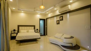 Presidential Studio | Premium bedding, down duvets, Tempur-Pedic beds, minibar