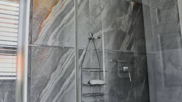 Serviettes fournies, papier toilette