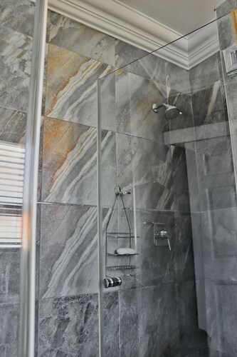 Spacious urban home with private pool in the backyard. 5 minutes from the beach.
