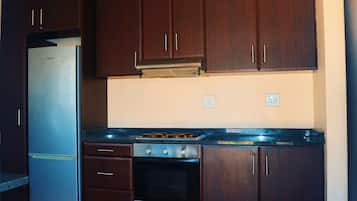 Refrigerador, microondas, horno y tetera eléctrica