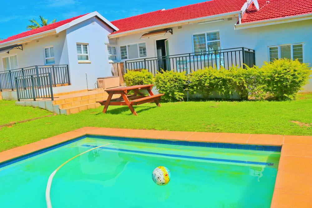 Spacious urban home with private pool in the backyard. 5 minutes from the beach.