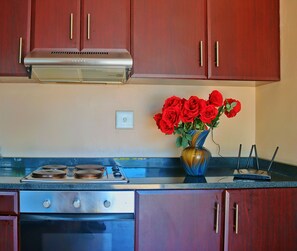 Geladeira, micro-ondas, fogão, chaleira elétrica