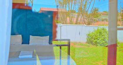 Spacious urban home with private pool in the backyard. 5 minutes from the beach.