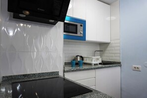 Fridge, microwave, oven, coffee/tea maker