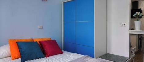 1 slaapkamer, een strijkplank/strijkijzer, gratis wifi, beddengoed