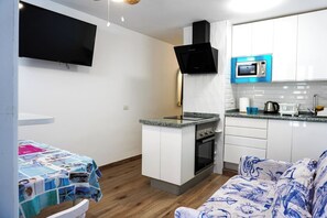 Fridge, microwave, oven, coffee/tea maker