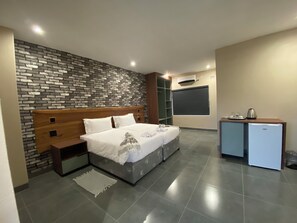 Escritorio, espacio para trabajar con laptop y cunas gratuitas 