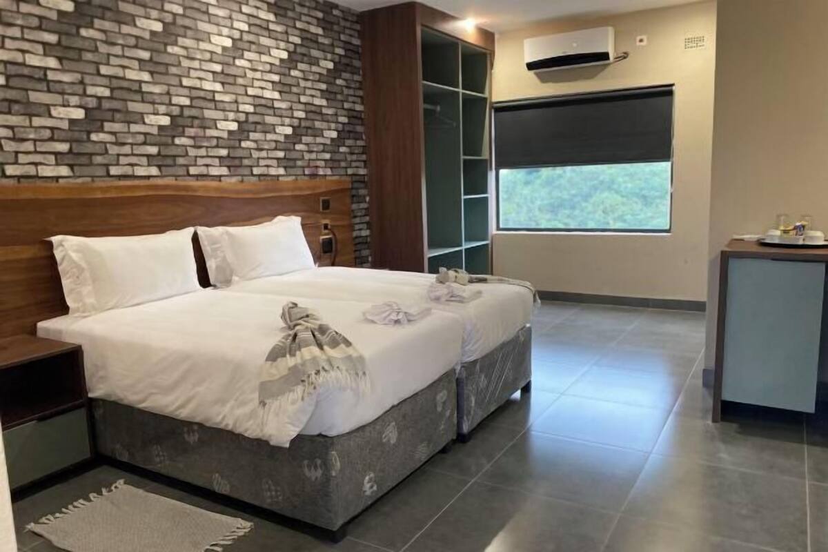 Meja kerja, ruang kerja ramah laptop, dan tempat tidur bayi gratis