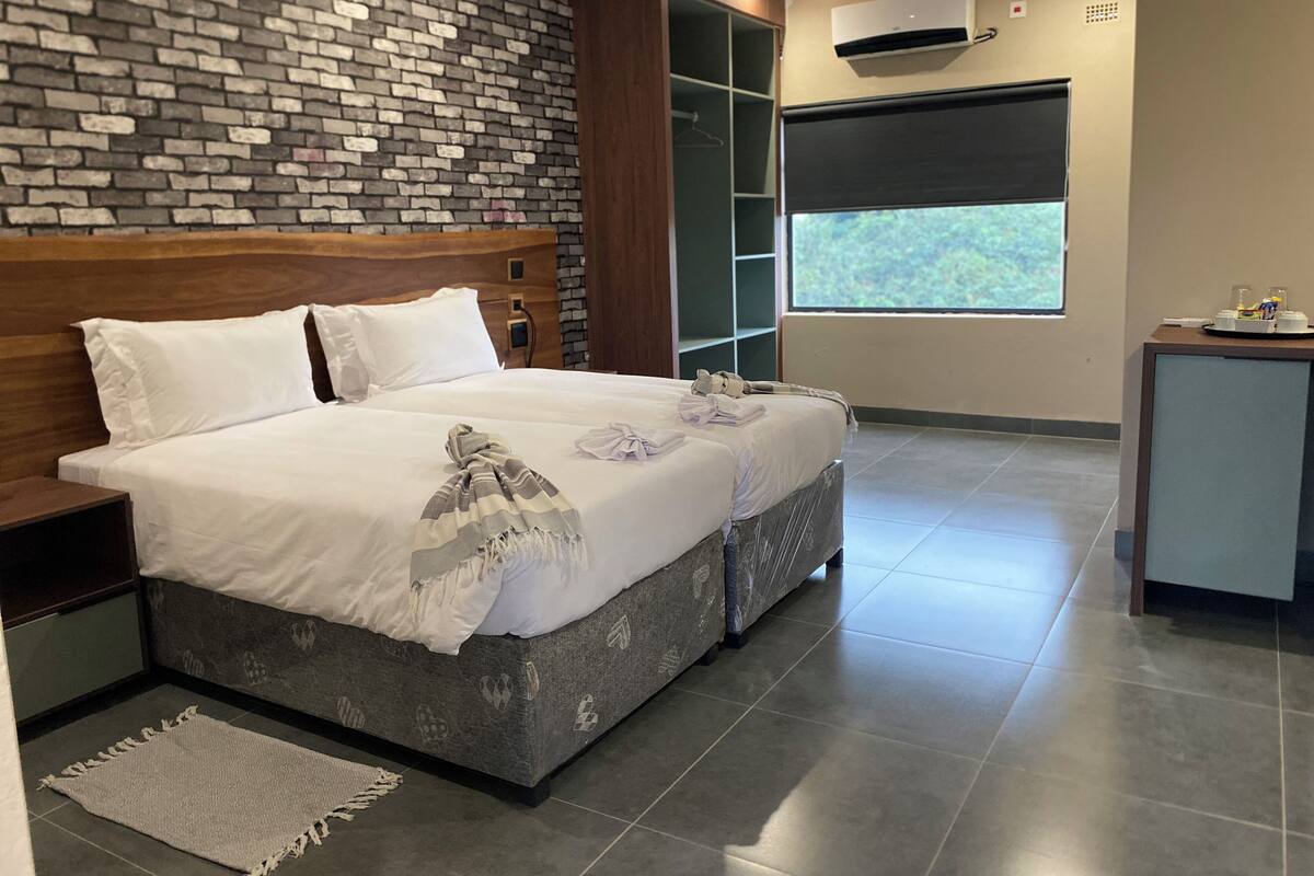 Meja kerja, ruang kerja ramah laptop, dan tempat tidur bayi gratis