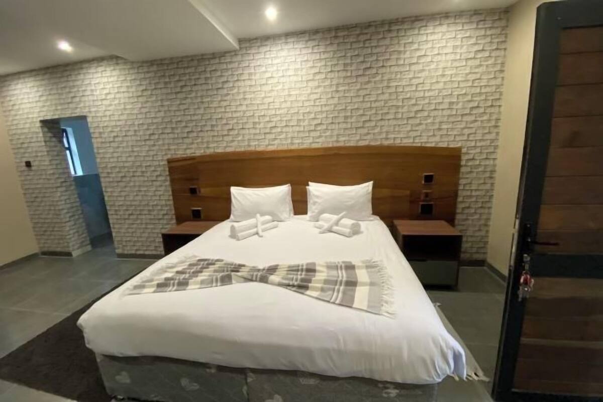 Meja kerja, ruang kerja ramah laptop, dan tempat tidur bayi gratis