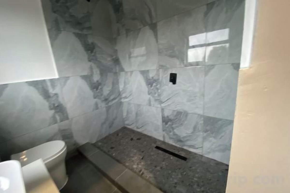 Baño | Regadera, regadera tipo lluvia, toallas, papel de baño 