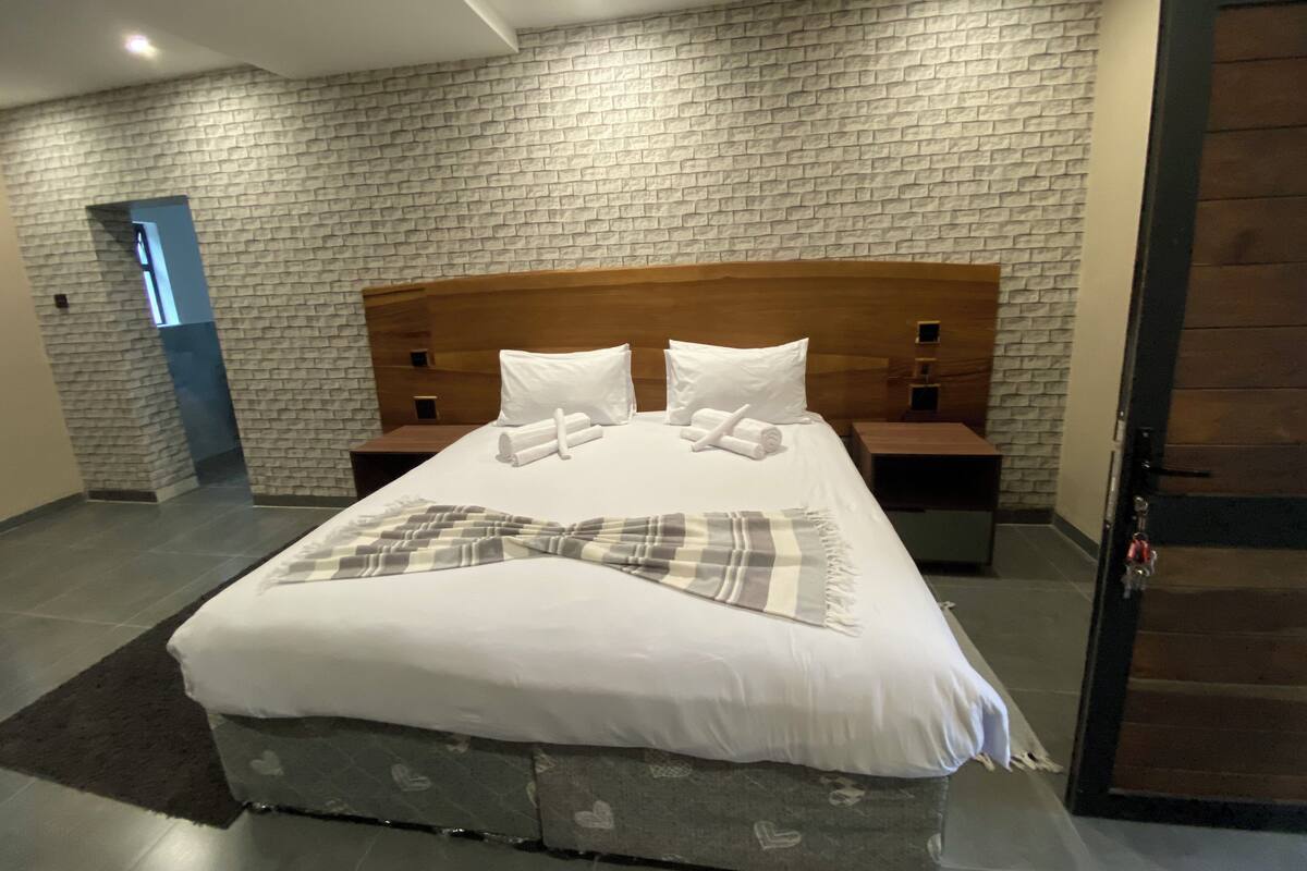 Meja kerja, ruang kerja ramah laptop, dan tempat tidur bayi gratis