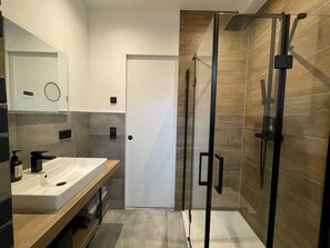 Dusche, Haartrockner, Handtücher, Seife