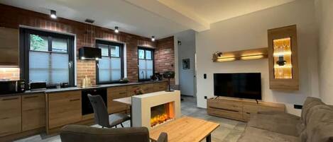 Älytelevisio, takka, kirjoja