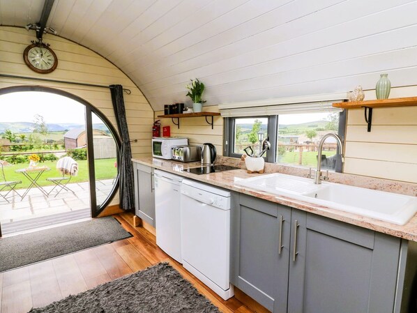 Kühlschrank, Mikrowelle, Geschirrspüler, Hochstuhl