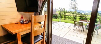 Meadow View - Glamping pod sleeping 2 guests, Pet Friendly