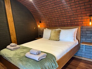 3 bedrooms, free WiFi, bed sheets - Otters View - Underground Hobbit Home Sleeping 6 guests, Pet Friendly (Rhayader)