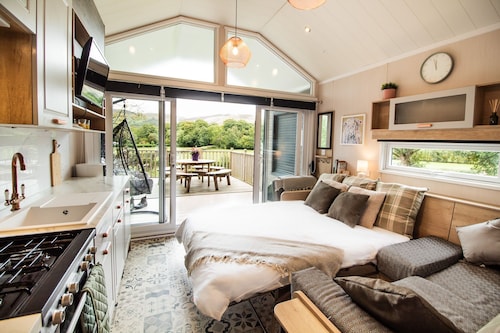 Hillside Lodge -  Cabin sleeping 6 guests  in 1 bedroom