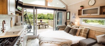 Hillside Lodge - Cabin sleeping 6 guests in 1 bedroom