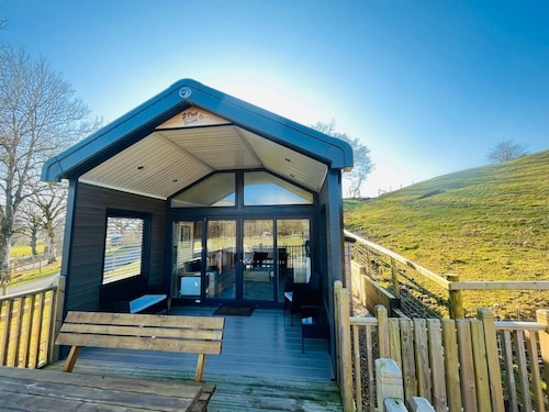 Meadow Retreat -  Cabin sleeping 6 guests  in 1 bedroom