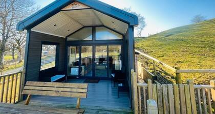 Meadow Retreat - Cabin sleeping 6 guests in 1 bedroom