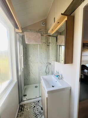 Shower - Meadow Retreat -  Cabin sleeping 6 guests  in 1 bedroom (Rhayader)