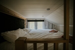 1 bedroom - Meadow Retreat -  Cabin sleeping 6 guests  in 1 bedroom (Rhayader)