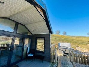 Outdoor spa tub - Meadow Retreat -  Cabin sleeping 6 guests  in 1 bedroom (Rhayader)
