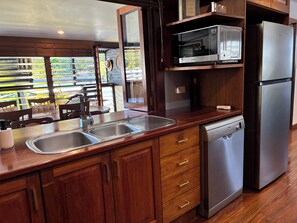 Fridge, microwave, oven, stovetop - Queenslander apartment with plenty of space and very tropical.Sleeps six people. (Whitfield)