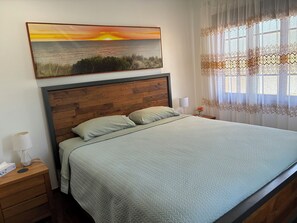 2 soverom, skrivebord, strykejern/-brett og reiseseng for barn