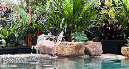 Queenslander apartment with plenty of space and very tropical.Sleeps six people.