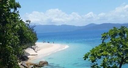 Queenslander apartment with plenty of space and very tropical.Sleeps six people.