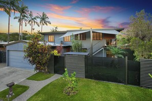 Exterior - Queenslander apartment with plenty of space and very tropical.Sleeps six people. (Whitfield)