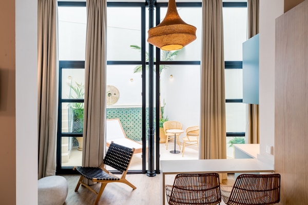 Apartment with Pool | Area soggiorno | Smart TV