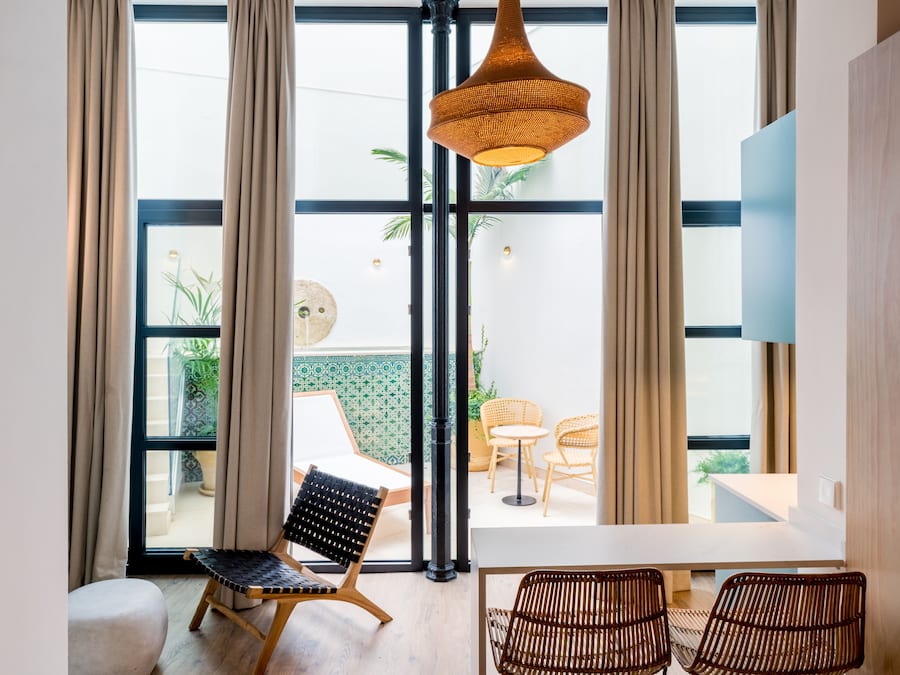 Apartment with Pool | Área de estar | Smart TV