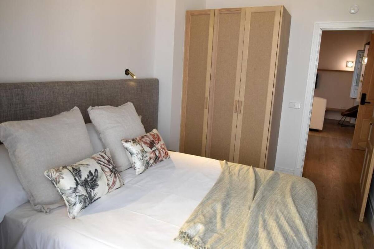 Egyptian cotton sheets, premium bedding, down comforters, WiFi (free)
