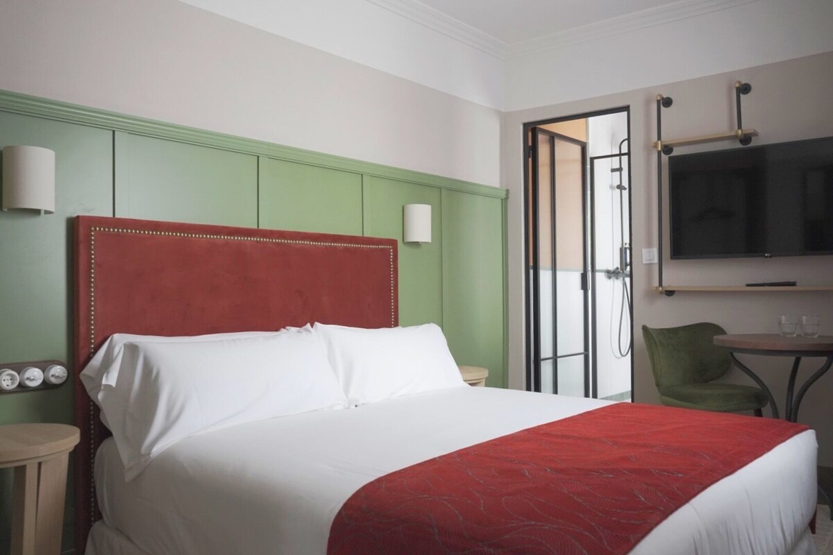 Egyptian cotton sheets, premium bedding, down comforters, WiFi (free)