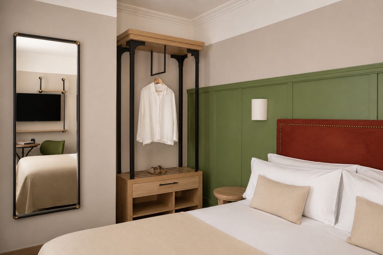 Habitación de hotel con cama, mesita de noche, espejo, armario y televisor.