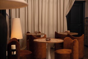Lobby sitting area - Honest Sevilla (Seville)
