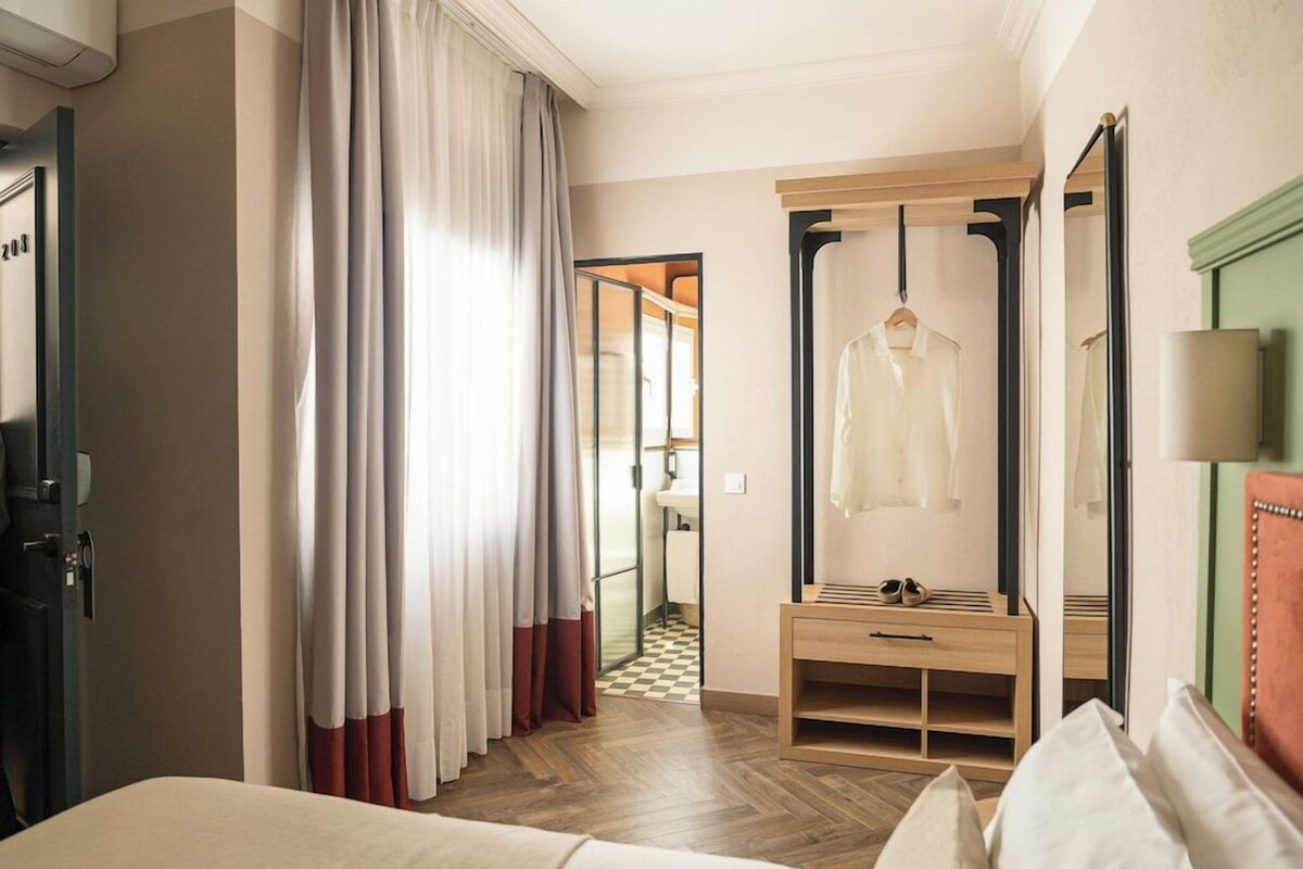 Egyptian cotton sheets, premium bedding, down comforters, WiFi (free)