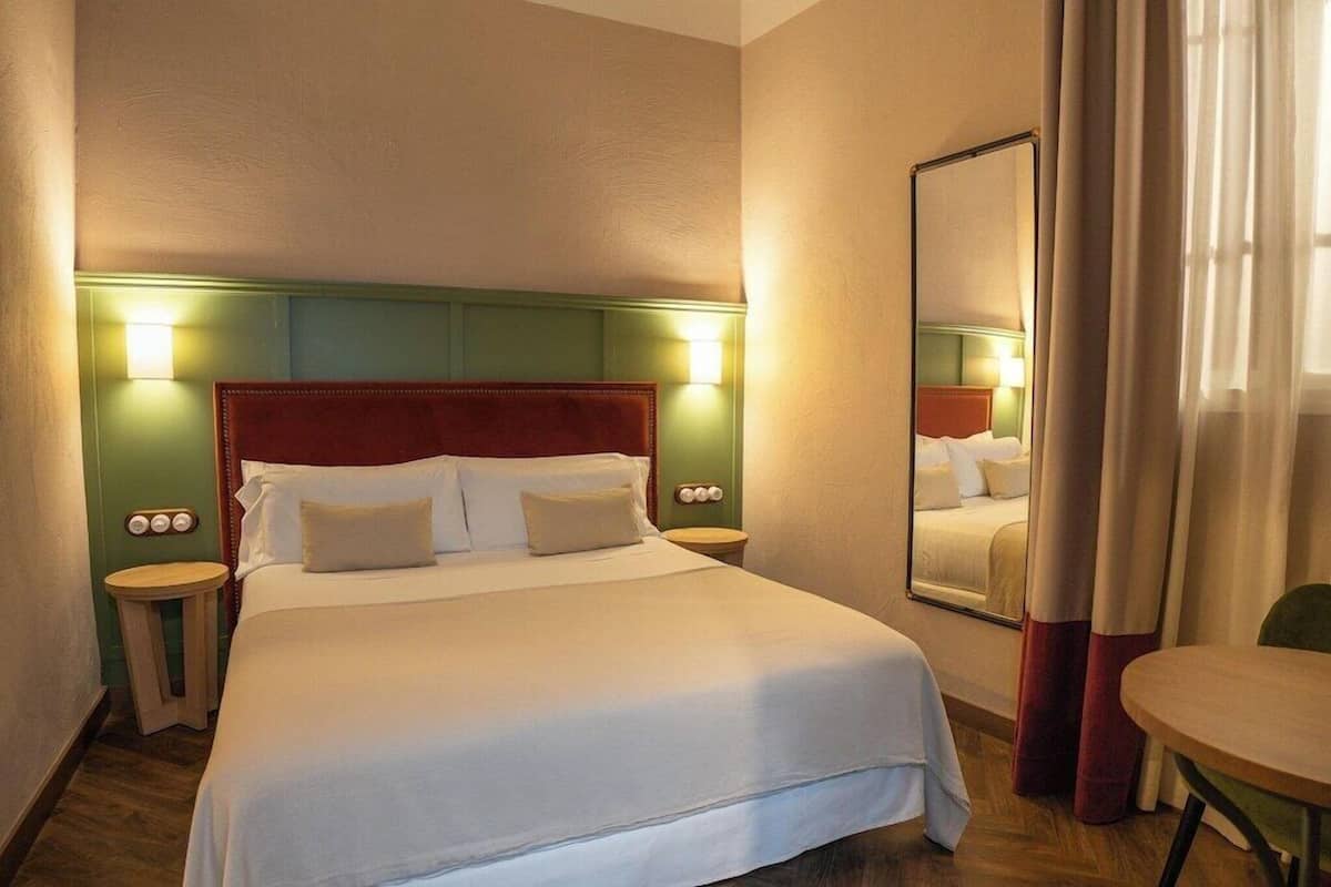 Egyptian cotton sheets, premium bedding, down comforters, WiFi (free)