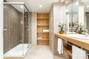 Studiosuite | Badezimmer | Haartrockner, Handtücher, Seife, Shampoo