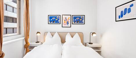 Escritorio, wifi gratis y ropa de cama