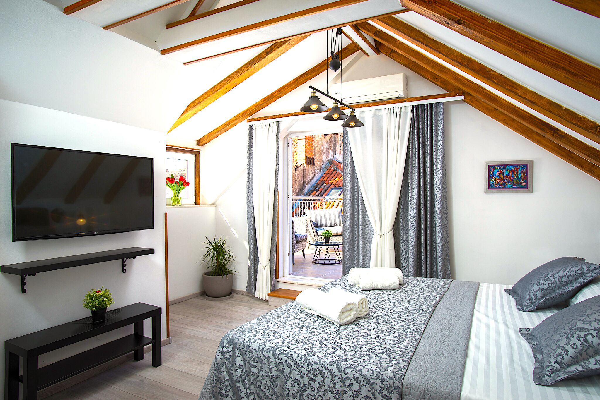 Quarto real, 1 cama King, terraço, vista para a cidade | 1 quarto, roupas de cama antialérgicas, individualmente decorados