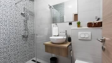 Elite Room, 1 King Bed, Non Smoking, Ensuite | Bathroom | Shower, free toiletries, hair dryer, towels