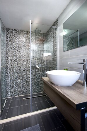 Dutxa, articles de tocador gratuïts, assecador de cabells i tovalloles